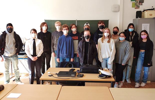 Bundeswehr-Offizierin klärt am EMG auf