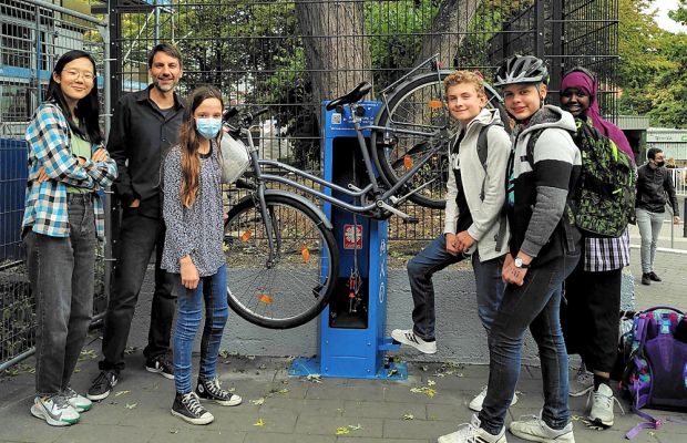 Fahrradstation vor dem Schuleingang