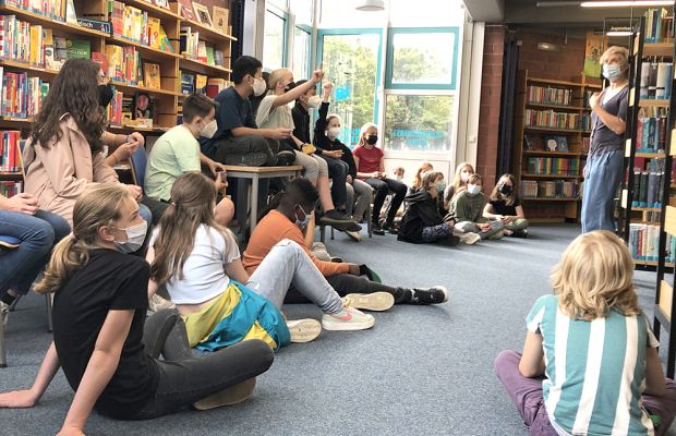 Klasse 6e entdeckt Hürther Stadtbücherei