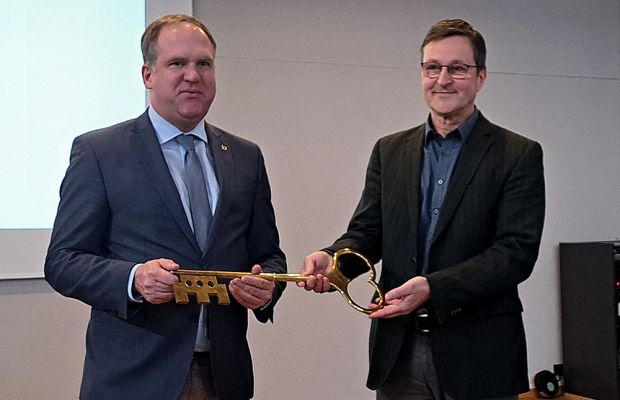 Der Bürgermeister öffnet die Tür