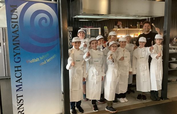 Zweite Minikoch-Generation frisch eingekleidet