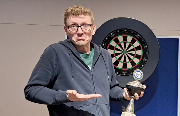 "Chuck" Nobis ist B2B-Darts-Champion
