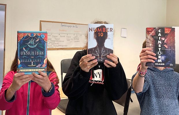 EMGler werden zu Literaturkritikern