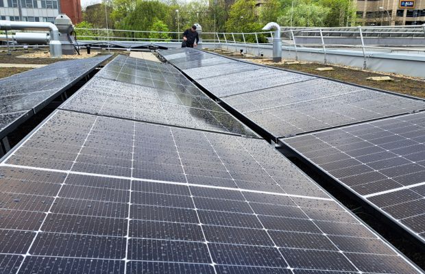 Mehr als 300 Solarmodule fürs EMG