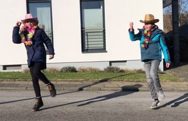 Kleiner Straßenkarneval mit Lana und Timo