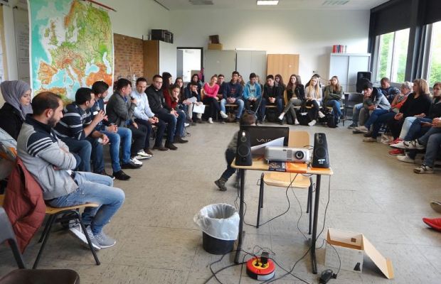 Europatag 2016: Hürther Flüchtlinge zu Gast am EMG