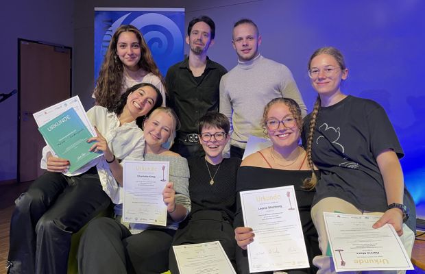 Melika und Hanna gewinnen Poetry-Slam-Wettbewerb