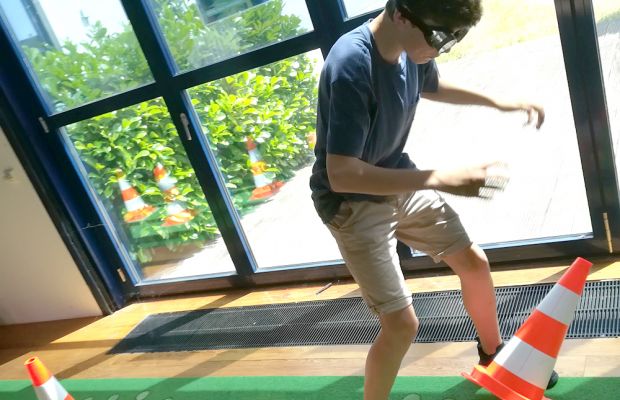 Achtklässler durchlaufen GrasParcours