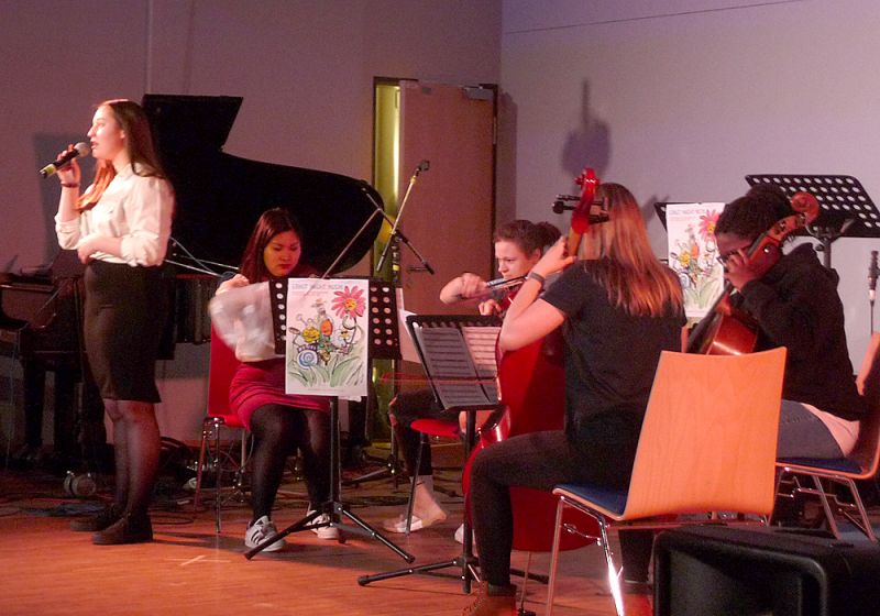 EMG musiziert und tanzt in den Frühling