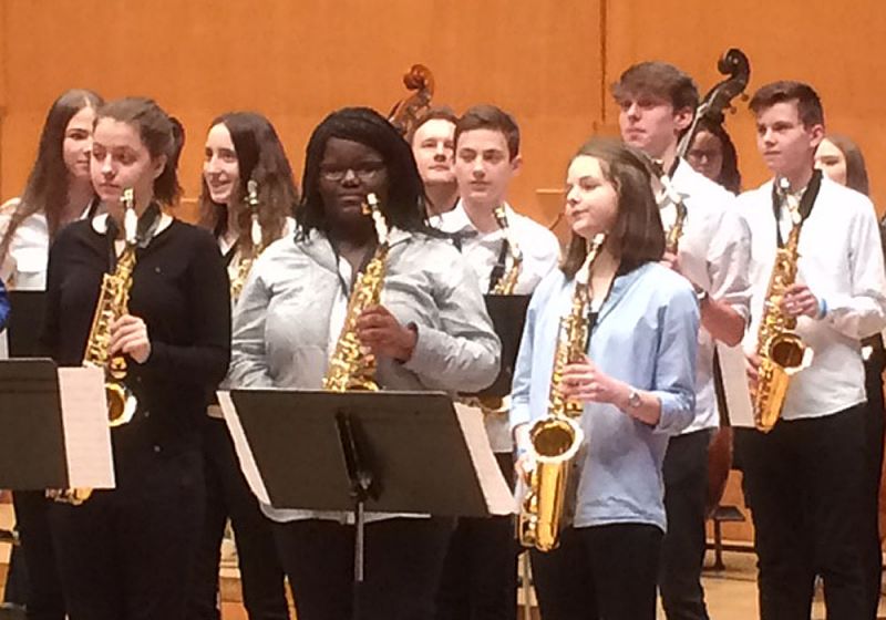 40 Schüler-Saxophone in der Philharmonie