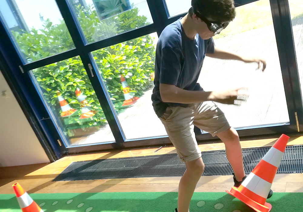 Achtklässler durchlaufen GrasParcours