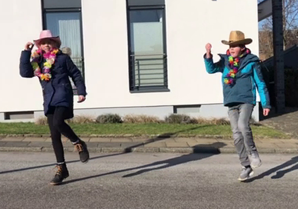 Kleiner Straßenkarneval mit Lana und Timo