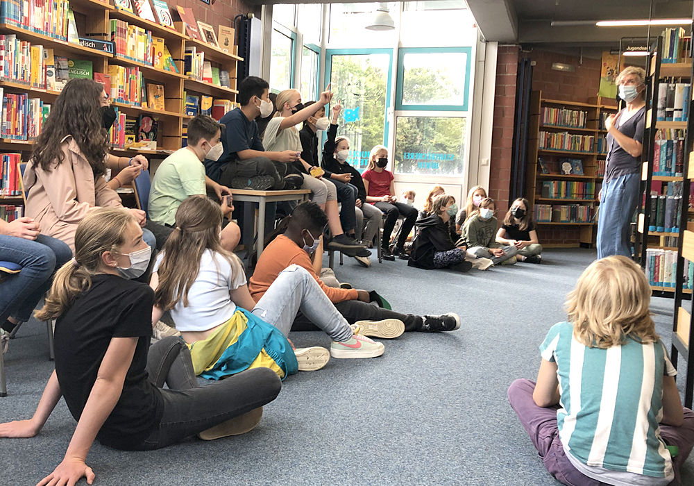 Klasse 6e entdeckt Hürther Stadtbücherei
