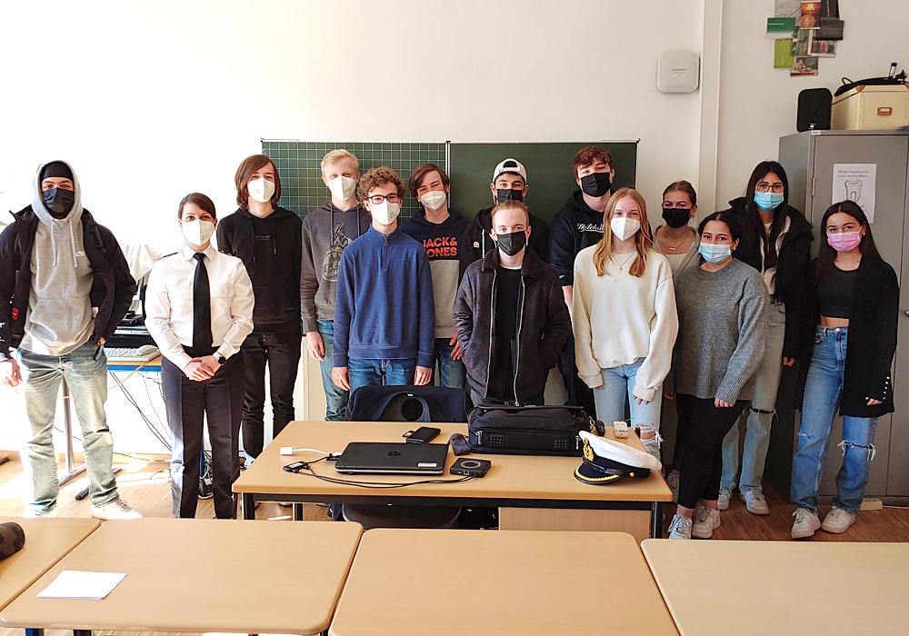 Bundeswehr-Offizierin klärt am EMG auf