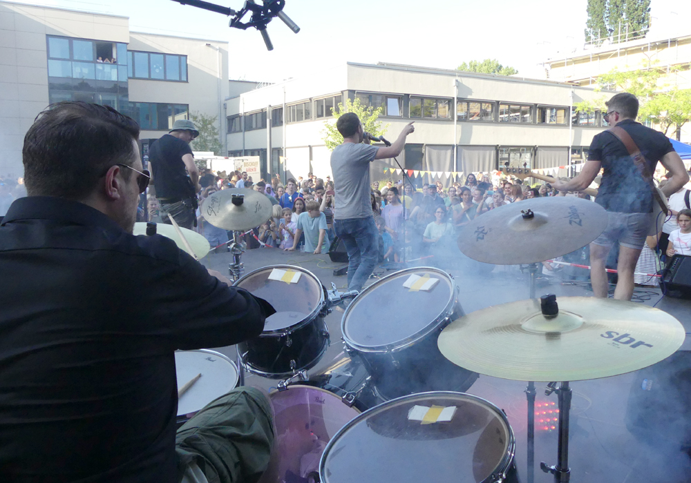 EMG-Crowd eskaliert vor der „Centerstage“