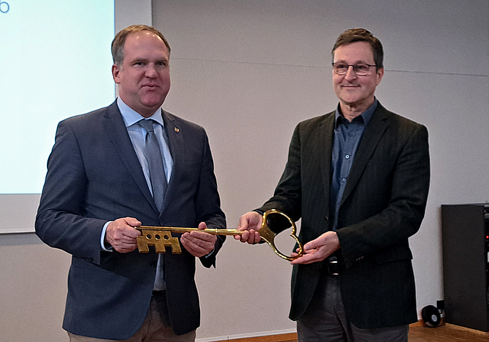 Der Bürgermeister öffnet die Tür