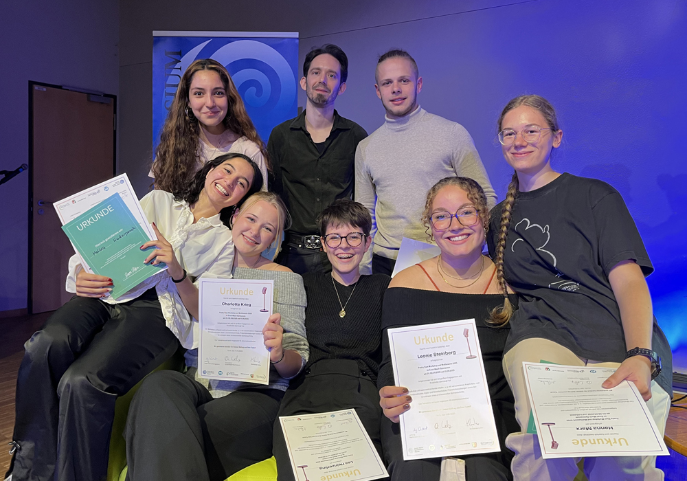 Melika und Hanna gewinnen Poetry-Slam-Wettbewerb